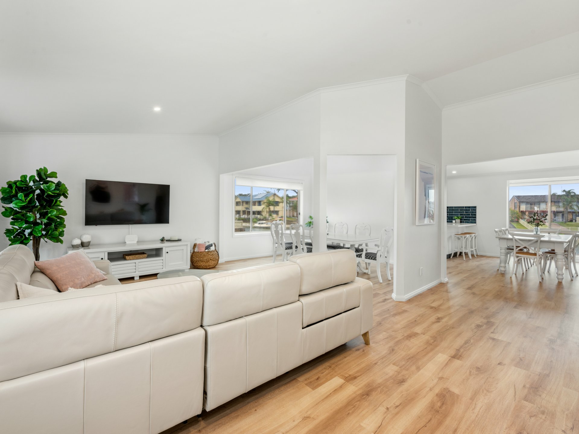 30 Thora Street — photo 9 of 22