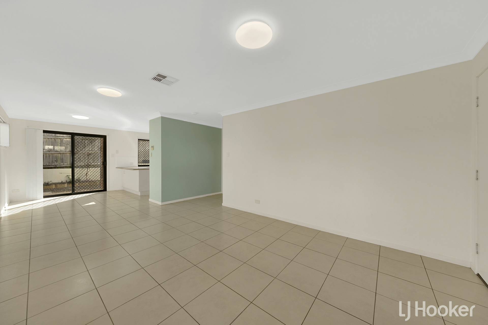 16/21 Roberts Street — photo 3 of 15