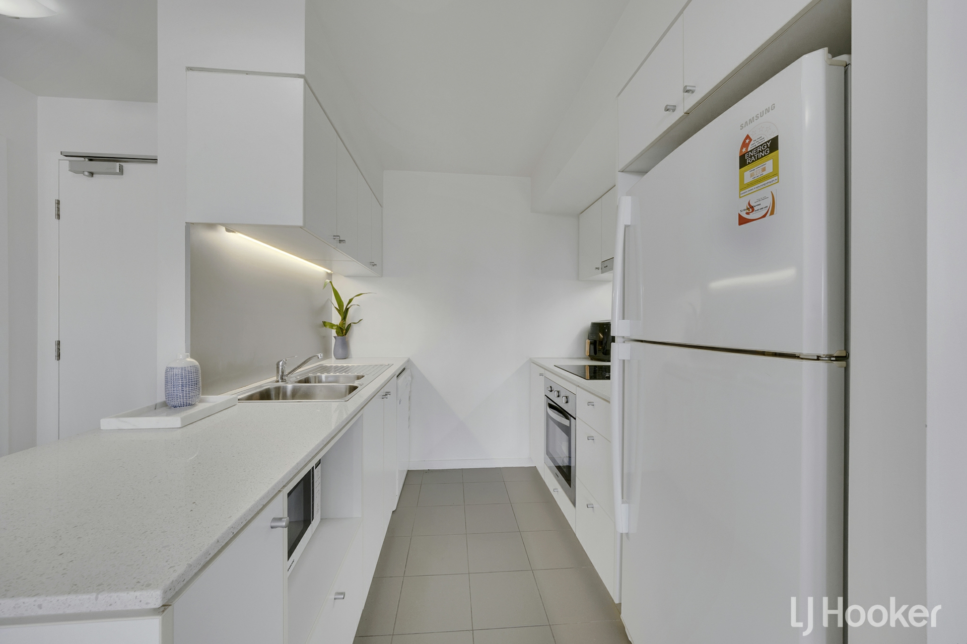 31/17 Roseberry Street — photo 2 of 15