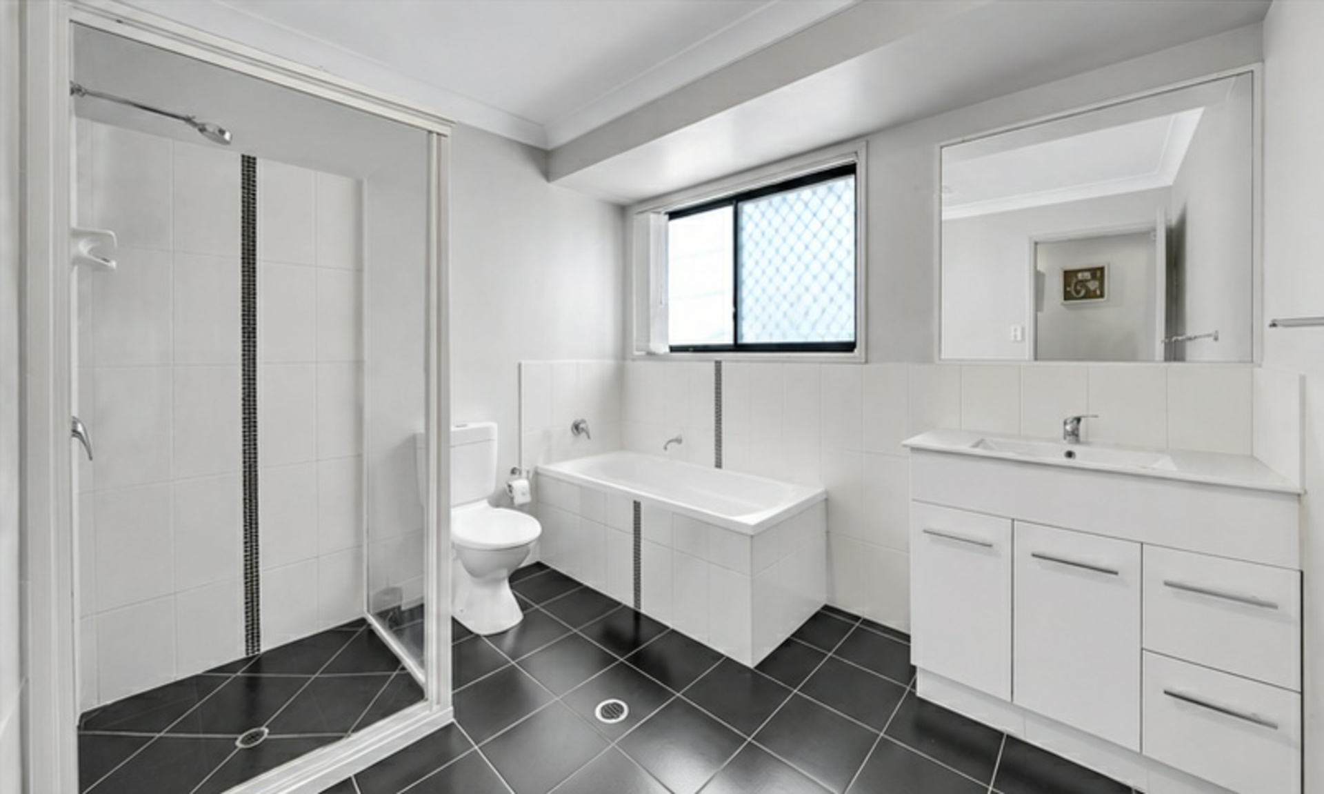 8 Woodland Court — photo 11 of 13