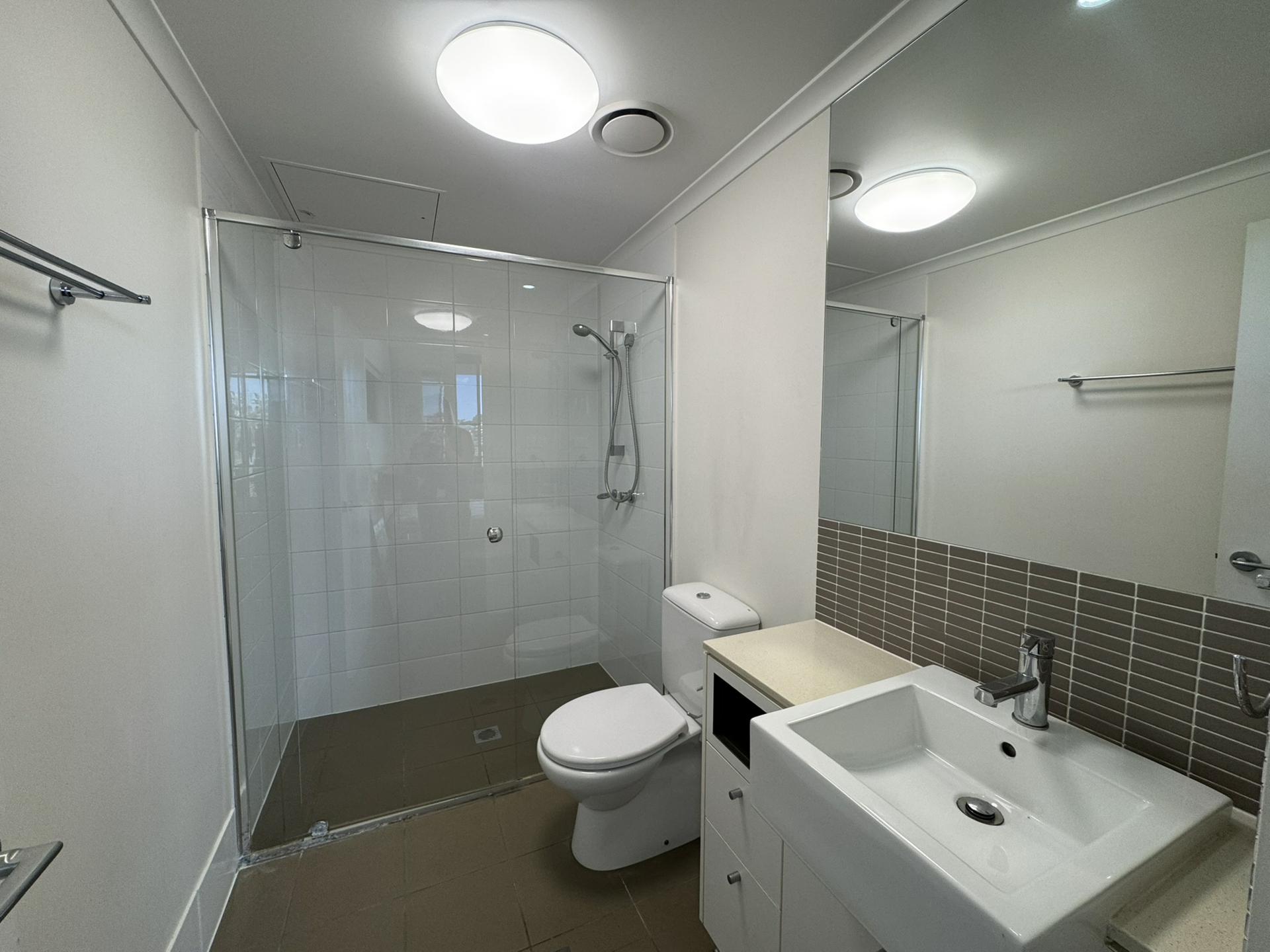 124/60 Glenlyon Street — photo 7 of 10