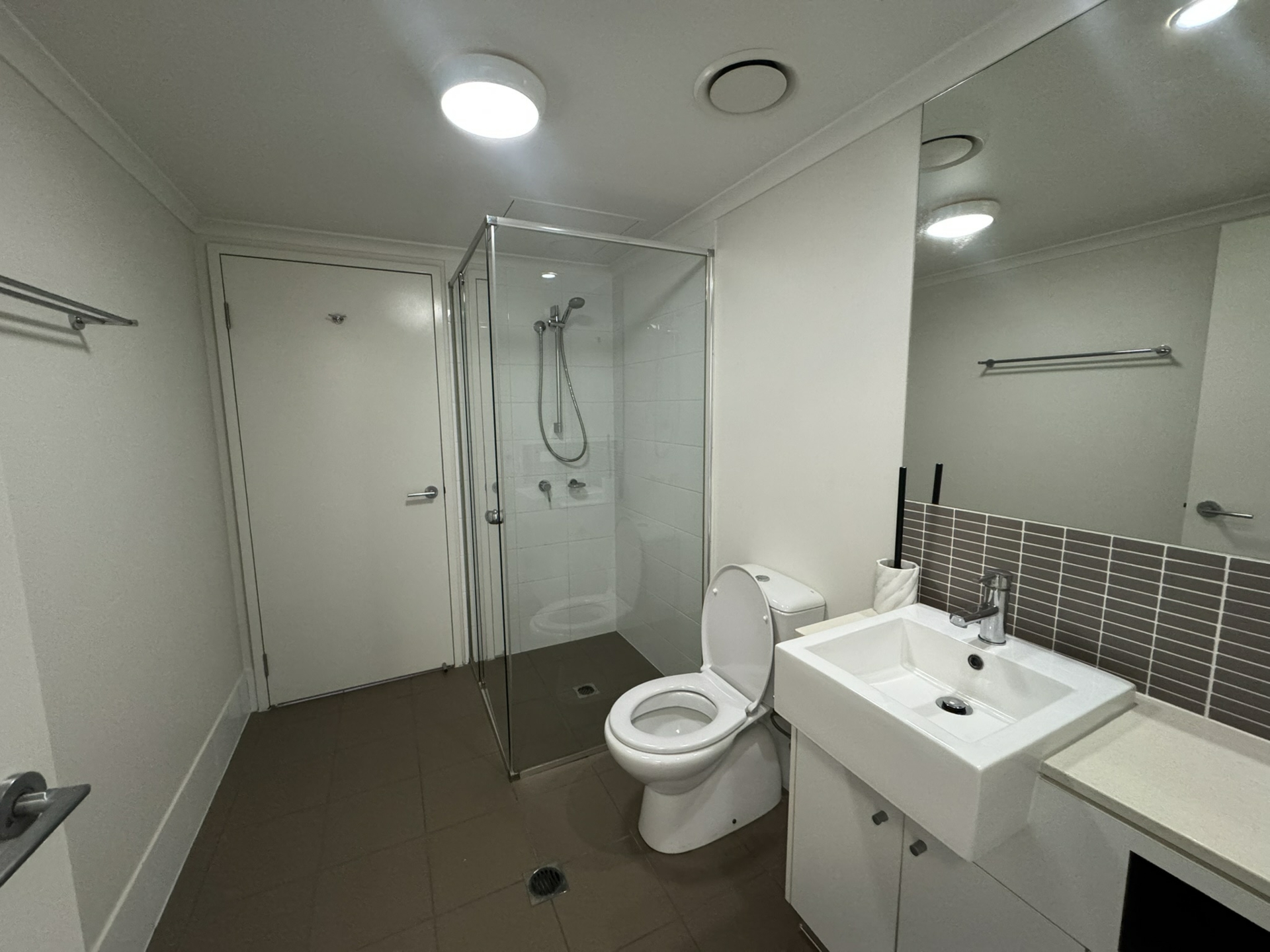 124/60 Glenlyon Street — photo 9 of 10