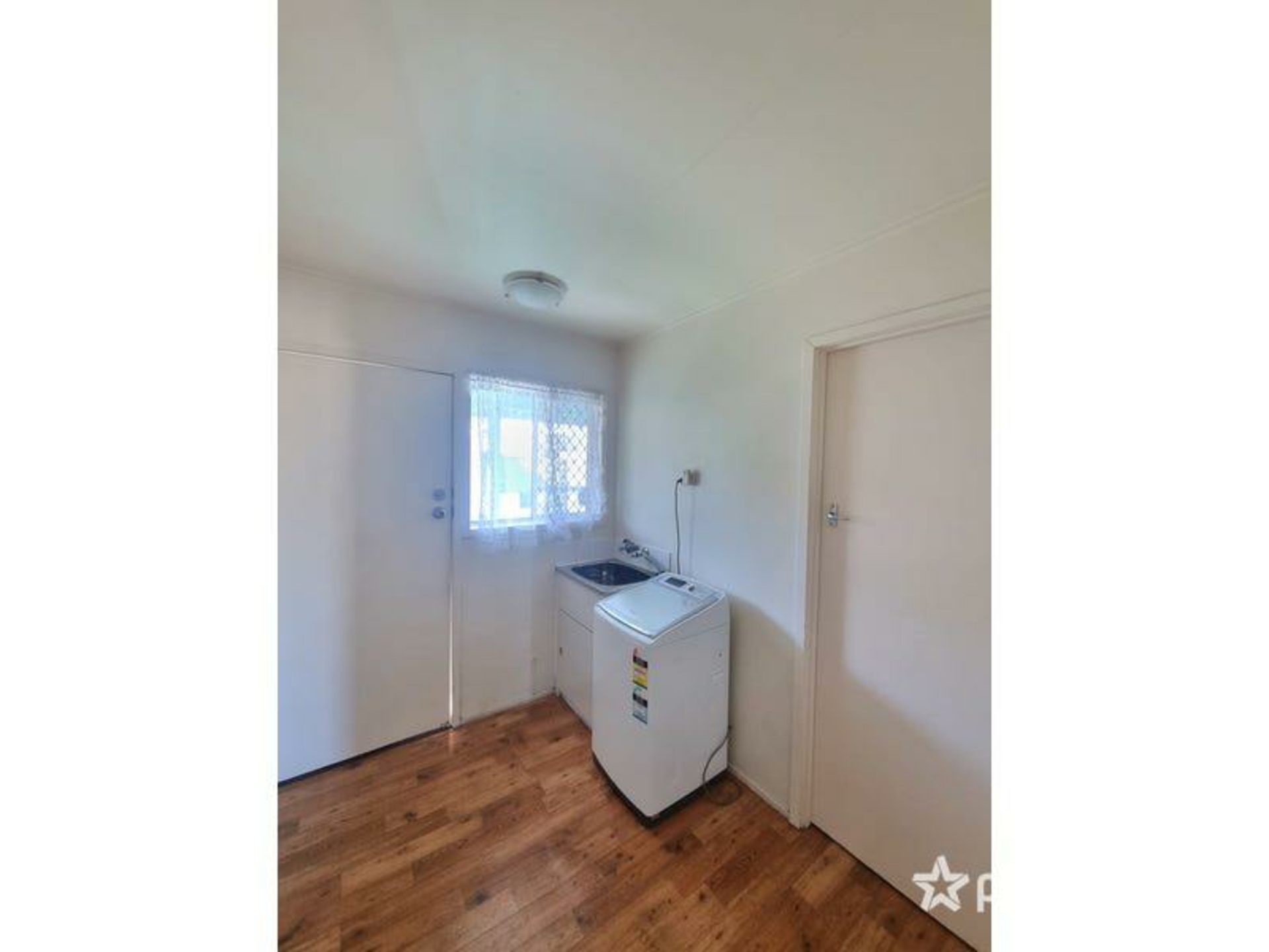 4/70 Glenlyon Street — photo 8 of 9