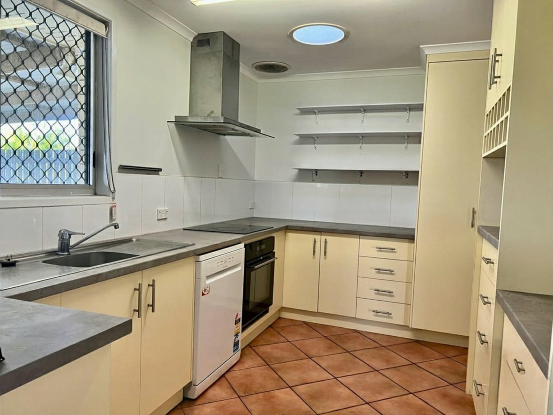 5 Canberra Street — photo 2 of 10