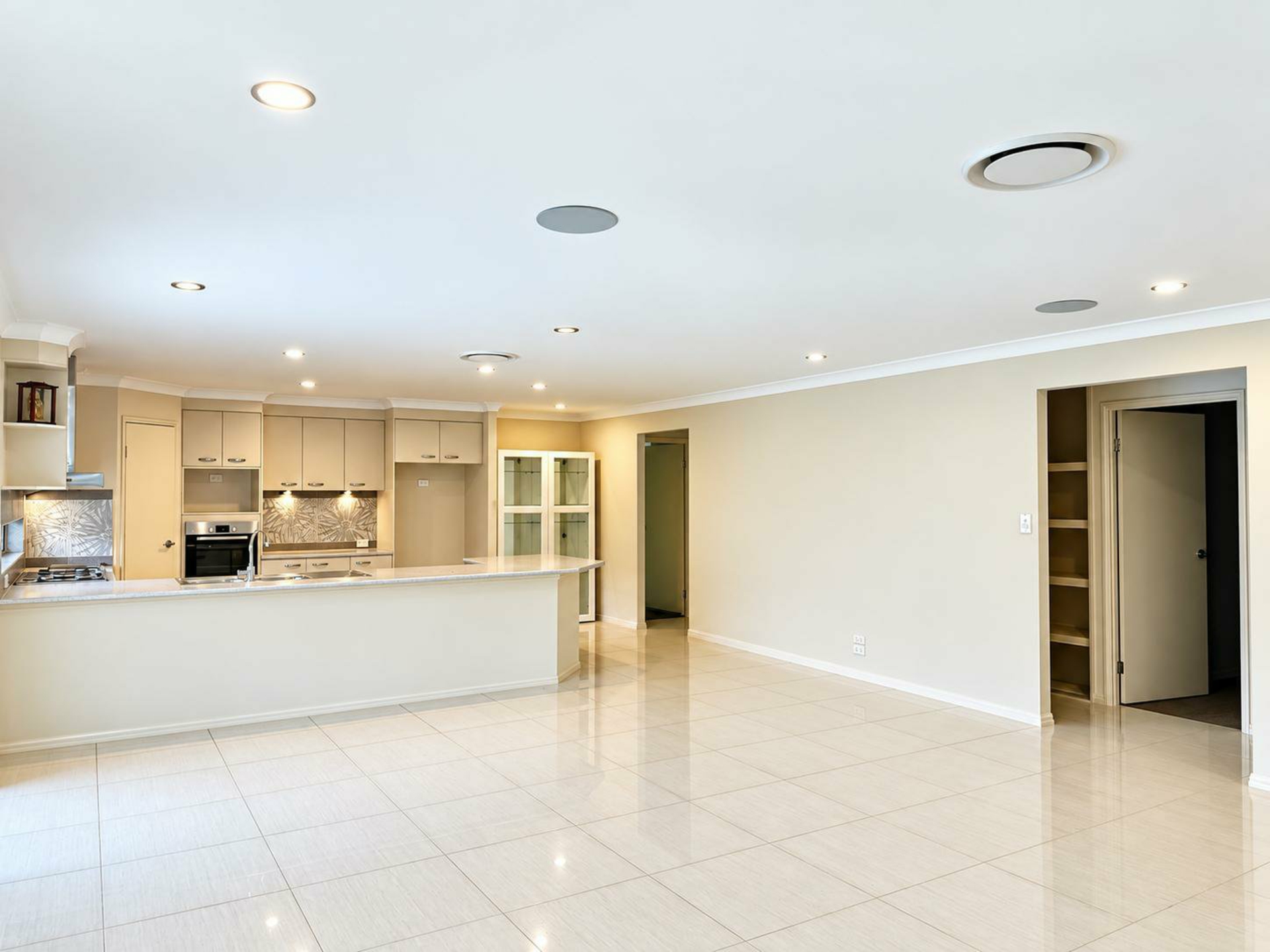 8 Thames Drive — photo 2 of 14