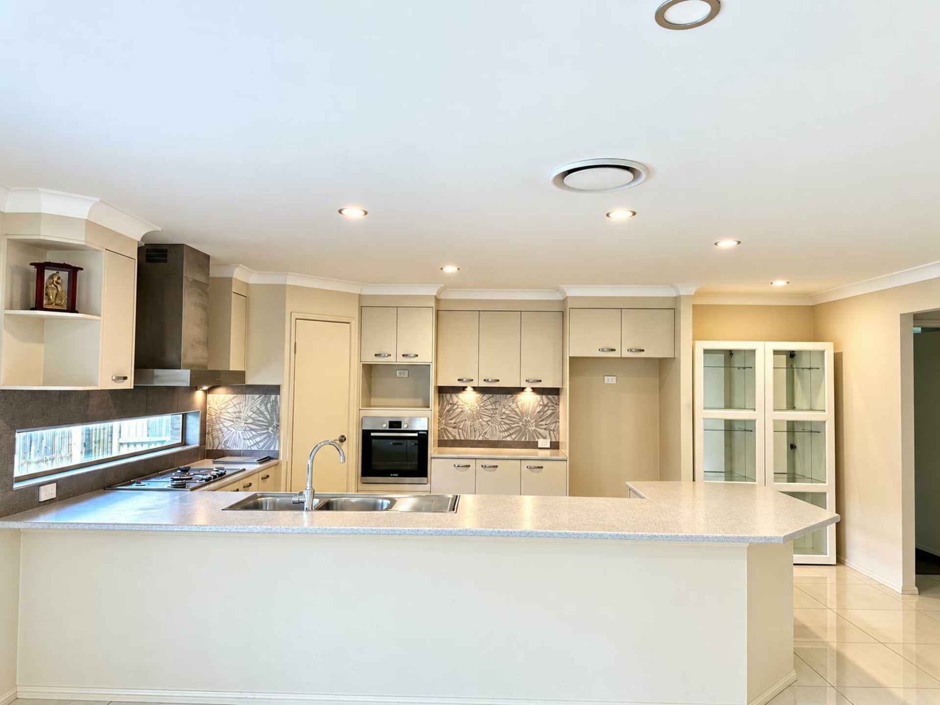8 Thames Drive — photo 4 of 14