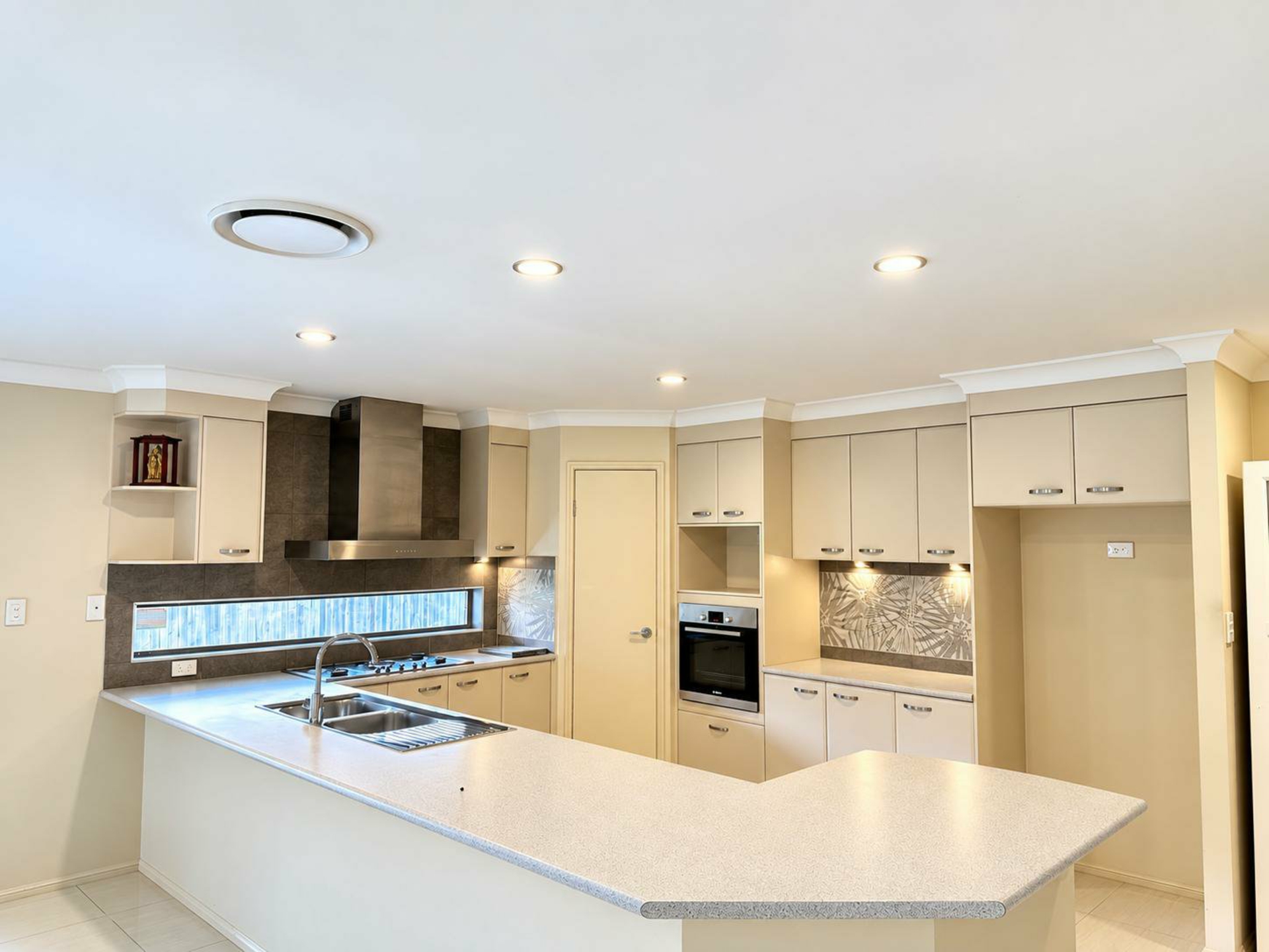 8 Thames Drive — photo 5 of 14