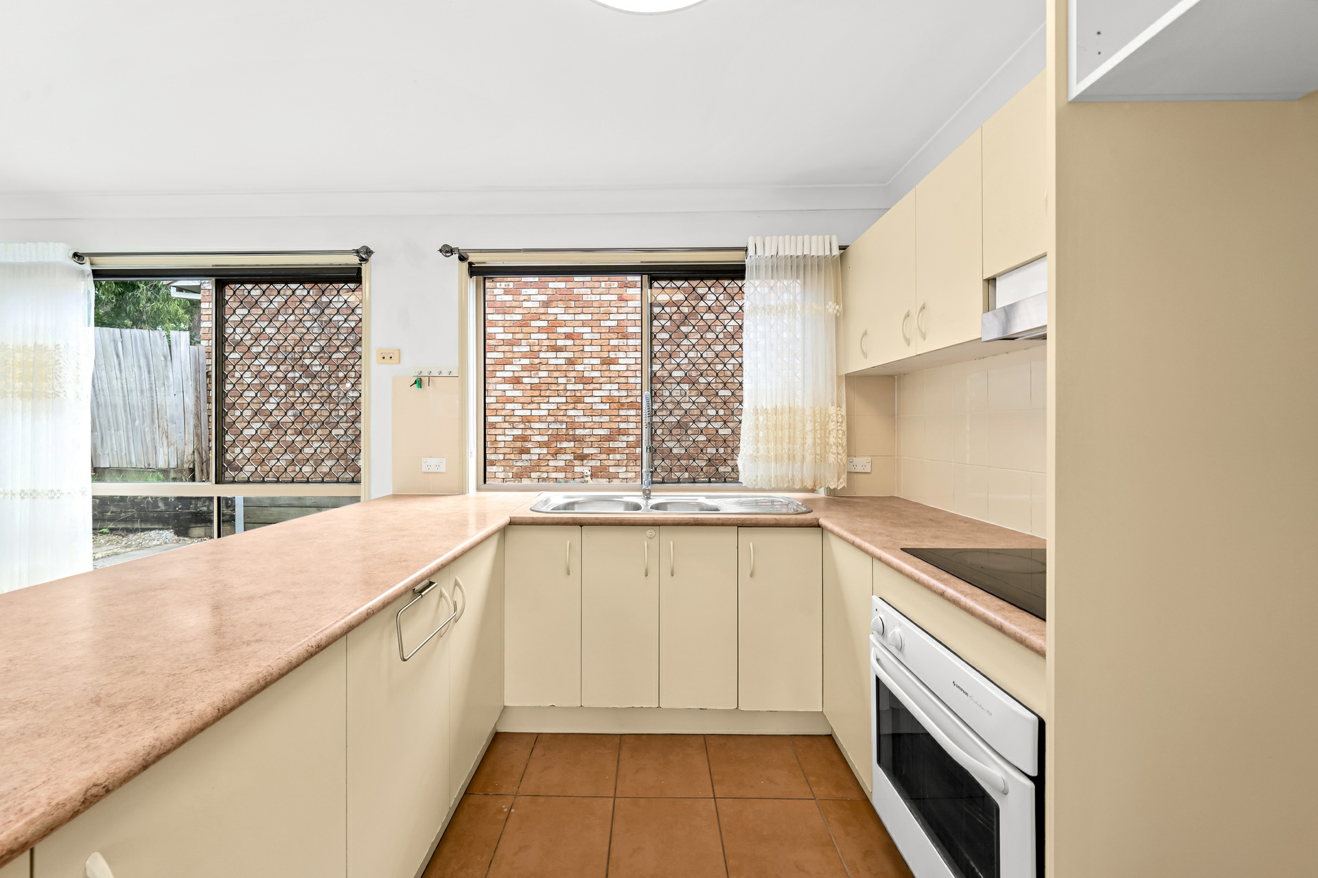 66 Glasshouse Crescent — photo 5 of 13