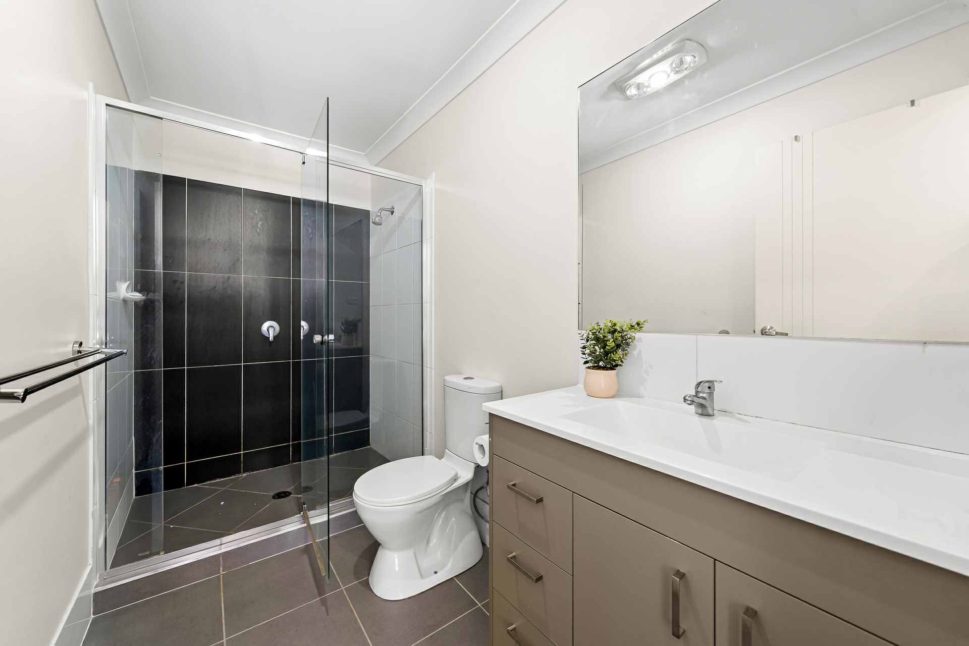10/15 Grandly Street — photo 15 of 18