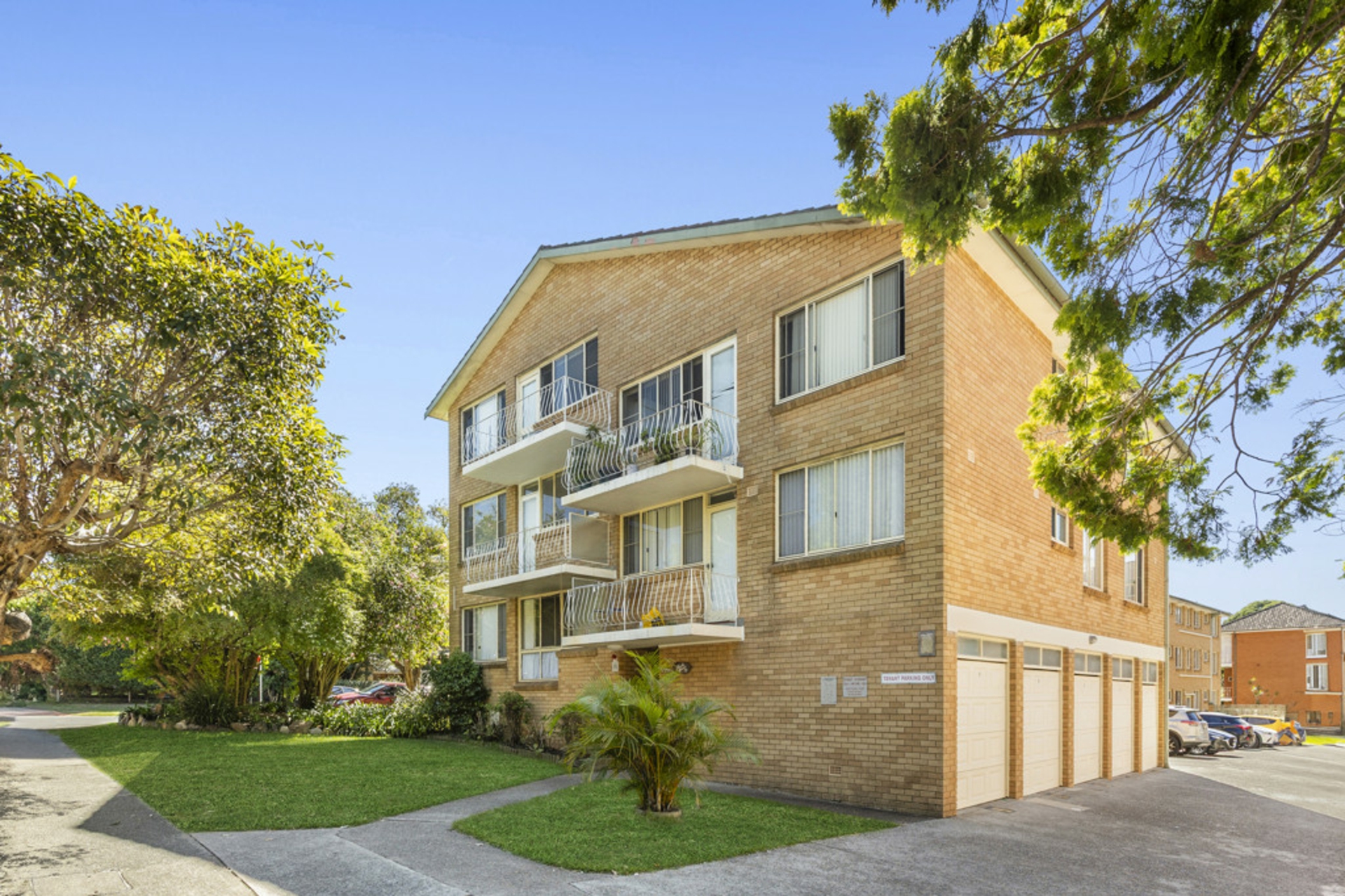 1/1 Lismore Ave — photo 3 of 3