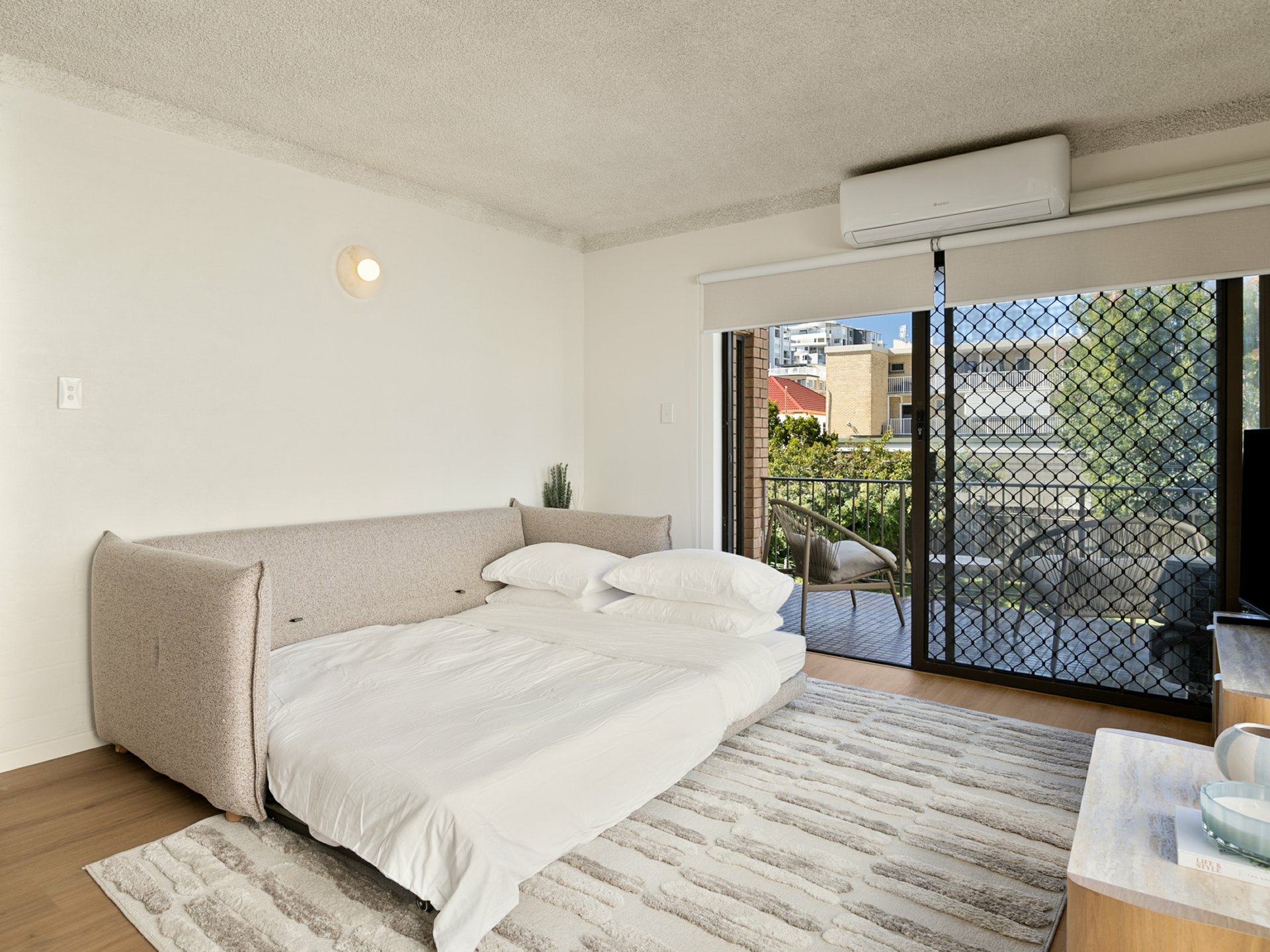 2/61 Minchinton Street — photo 3 of 11