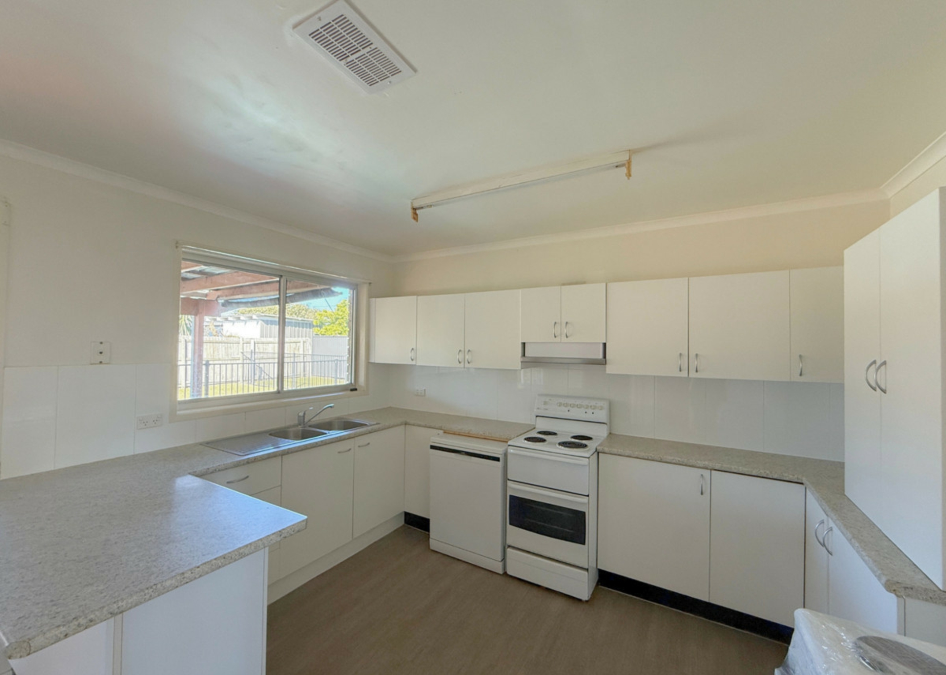 16 Pinaroo Street — photo 3 of 12